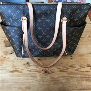 AUTHENTIC LOUIS VUITTON Totally  MM